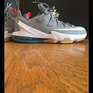 Lebron 13 Low “Summer Pack” size 9